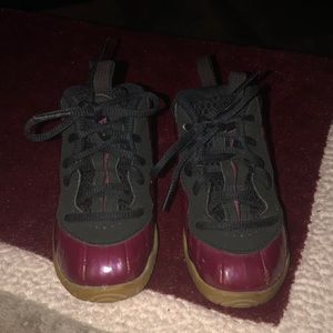 Kids Nike  Foamposite. Color cranberry and black